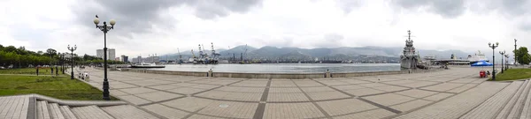 Panorama porto marítimo ea praça da estação ferroviária na cidade de Novorossiysk. Baía de Tsemesskaya . — Fotografia de Stock