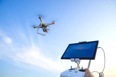 Quadrocopters 4 Phantom ve bunun için bir uzaktan kumanda. Quadrocopters mavi gökyüzü. Umravlenie quadrocopters 4 Phantom