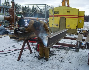 İş güvenliği. Kaynak ve demir kurguları taşlama. Endüstriyel hafta içi kaynakçılar ve tesisatçıları