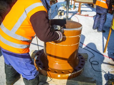 İş güvenliği. Kaynak ve tesisat-in belgili tanımlık boru hattı. Endüstriyel hafta içi kaynakçılar ve tesisatçıları