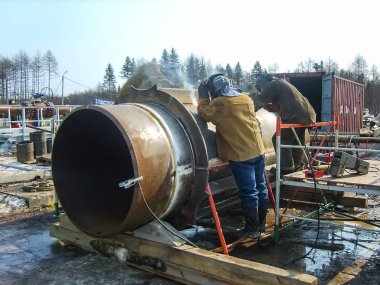 İş güvenliği. Kaynak ve tesisat-in belgili tanımlık boru hattı. Endüstriyel hafta içi kaynakçılar ve tesisatçıları