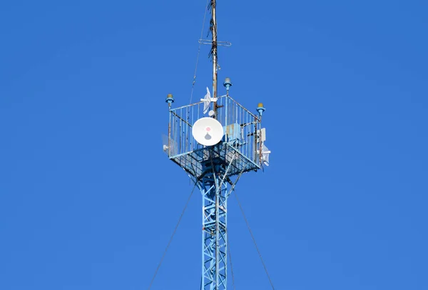Direk Kule Geçiş Internet Sinyallerini Hem Telefon Sinyallerini — Stok fotoğraf