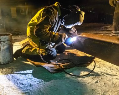 İş güvenliği. Kaynak ve tesisat-in belgili tanımlık boru hattı. Endüstriyel hafta içi kaynakçılar ve tesisatçıları