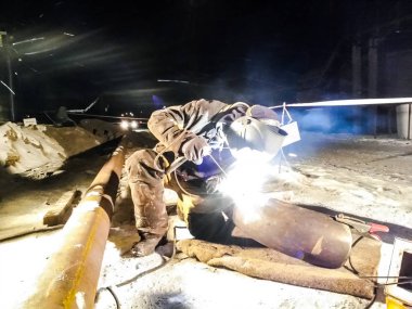 İş güvenliği. Kaynak ve demir kurguları taşlama. Endüstriyel hafta içi kaynakçılar ve tesisatçıları.