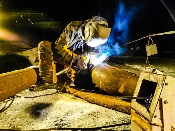 Sicherheit am Arbeitsplatz. Schweißen und Montage der Pipeline. industrielle Werktage Schweißer und Monteure — Stockfoto