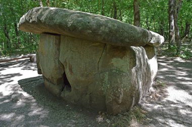 Büyük Shapsug dolmen. Kuban ormanda bir megalytic yapımı.