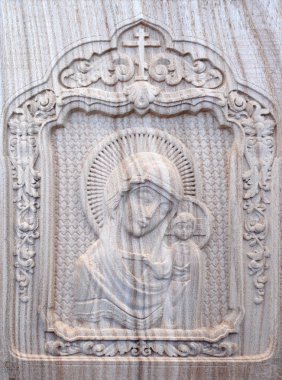 Sayısal kontrol makinesiyle üzerine oyma. Meryem ve İsa kesici makine simgesi kesmek.