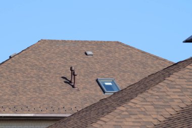 Dekoratif metal kiremit çatı üzerinde. Bir çatı çatı türleri.