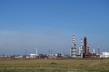 Damıtma sütunları, borular ve diğer ekipman fırınları rafineri.