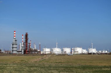 Damıtma sütunları, borular ve diğer ekipman fırınları rafineri. Petrol rafinerisi. Birincil Petrol arıtma için donatım.                            