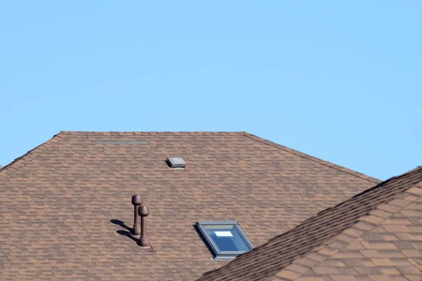 Dekoratif metal kiremit çatı üzerinde. Bir çatı çatı türleri.