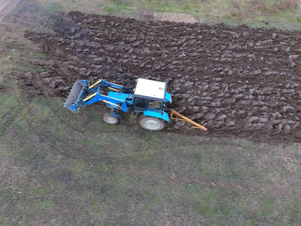 Traktor Plöjer Trädgården Plöjer Jorden Trädgården — Stockfoto