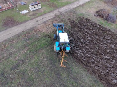 Traktör Bahçe çiftçilik. Bahçedeki toprak çiftçilik.