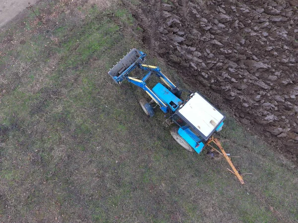 Traktor Szántás Kertben Szántás Talaj Kertben — Stock Fotó