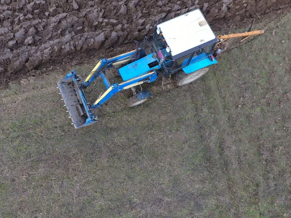 Trekker ploegen van de tuin. Ploegen van de bodem in de tuin — Stockfoto