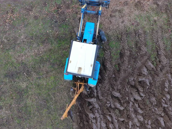 Traktor Plöjer Trädgården Plöjer Jorden Trädgården — Stockfoto