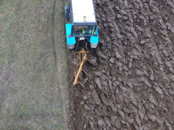 Trattore Arare Giardino Plowing Terreno Nel Giardino — Foto Stock