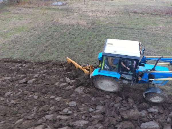 Traktor Szántás Kertben Szántás Talaj Kertben — Stock Fotó