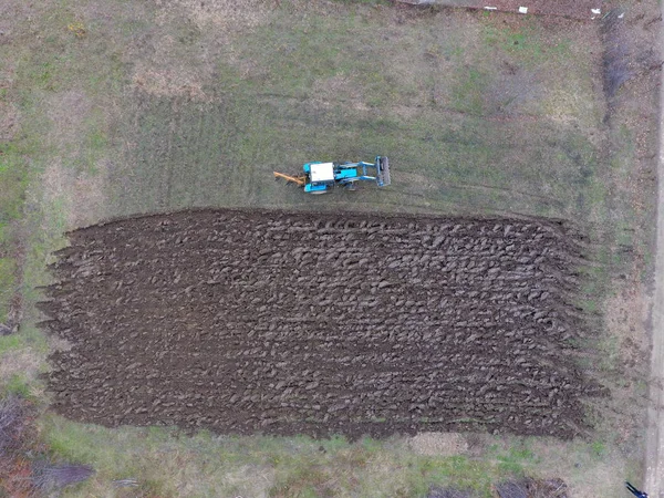 庭を耕すトラクターです 庭の土壌を耕起 — ストック写真