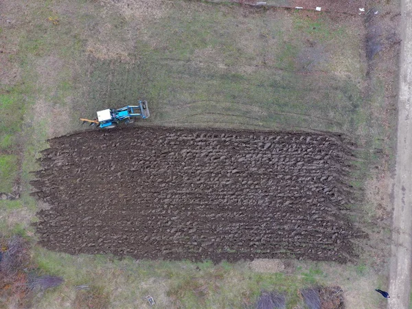 Trekker ploegen van de tuin. Ploegen van de bodem in de tuin — Stockfoto