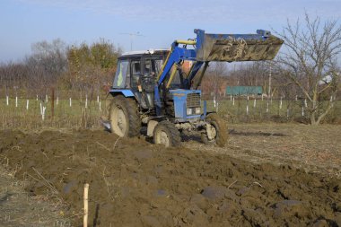 Traktör Bahçe çiftçilik. Bahçedeki toprak çiftçilik.