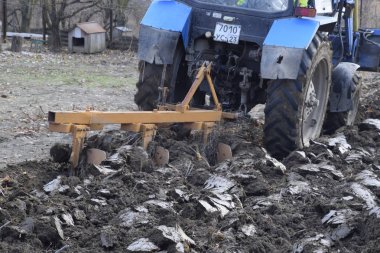 Traktör Bahçe çiftçilik. Bahçedeki toprak çiftçilik
