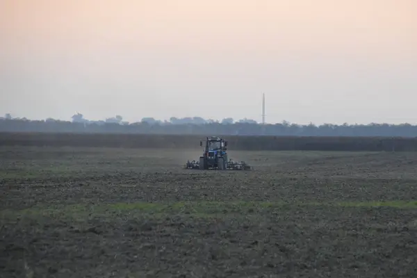 Aratro Trattore Arare Campo Uno Sfondo Tramonto — Foto Stock