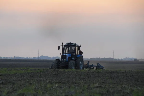 Tractor Arando Campo Sobre Fondo Puesta Sol — Foto de Stock