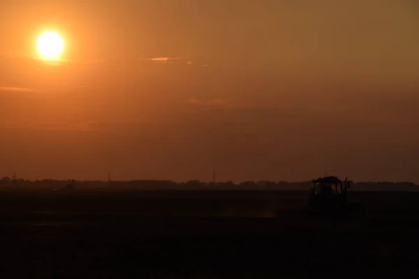 Tractor Arando Campo Sobre Una Puesta Sol Fondo Silueta Del — Foto de Stock