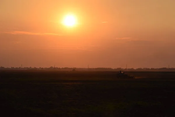 Aratura Trattore Arare Campo Tramonto Sfondo Silhouette Del Trattore Sullo — Foto Stock