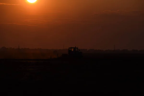 Tractor Plowing Plow Field Background Sunset Tractor Silhouette Sunset Background — Stock Photo, Image