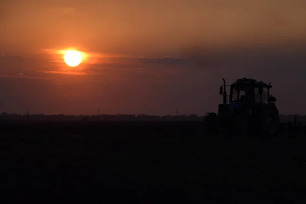 Tractor Arando Campo Sobre Una Puesta Sol Fondo Silueta Del — Foto de Stock