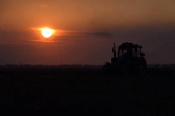 Traktor Pflügt Das Feld Auf Einem Hintergrund Sonnenuntergang Traktor Silhouette — Stockfoto