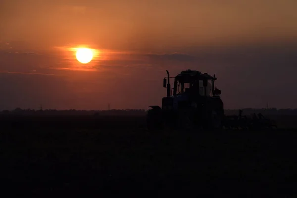 Tractor Arando Campo Sobre Una Puesta Sol Fondo Silueta Del — Foto de Stock