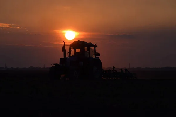 Tractor Arando Campo Sobre Una Puesta Sol Fondo Silueta Del — Foto de Stock