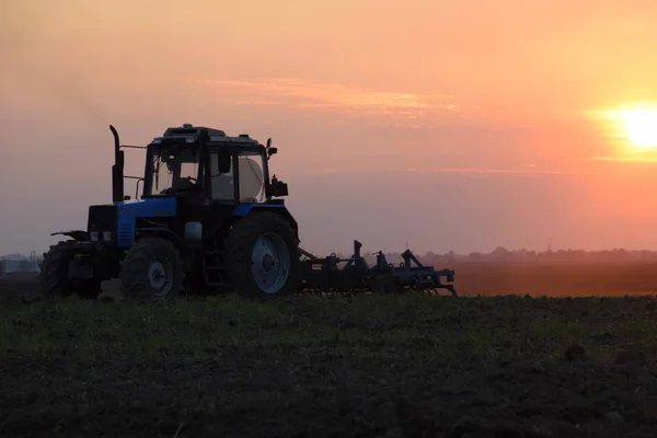 Tractor Arando Campo Sobre Una Puesta Sol Fondo Silueta Del — Foto de Stock