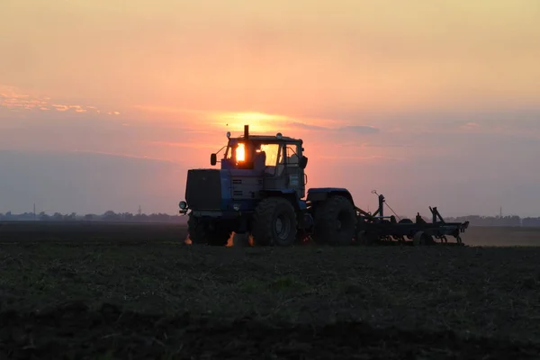 Aratura Trattore Arare Campo Tramonto Sfondo Silhouette Del Trattore Sullo — Foto Stock