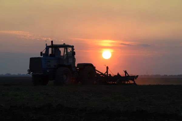 Aratura Trattore Arare Campo Tramonto Sfondo Silhouette Del Trattore Sullo — Foto Stock