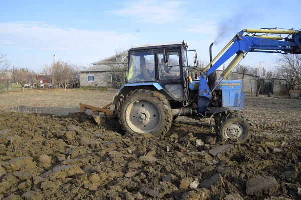 Traktor Orat Zahradě Orba Půdy Zahradě — Stock fotografie