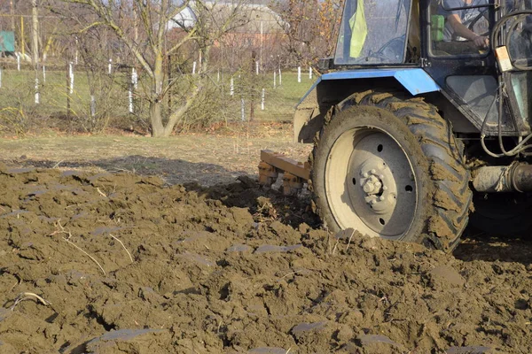 Tractor a arar o jardim. Soltando o solo no jardim — Fotografia de Stock