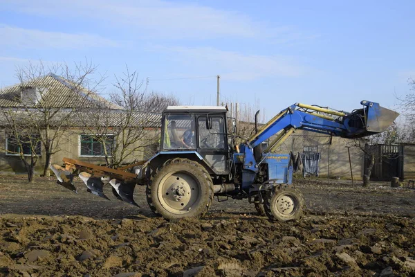 Trattore Arare Giardino Plowing Terreno Nel Giardino — Foto Stock