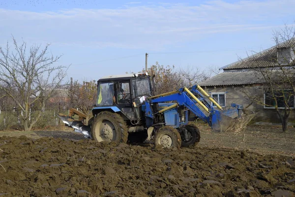 Traktor Szántás Kertben Szántás Talaj Kertben — Stock Fotó