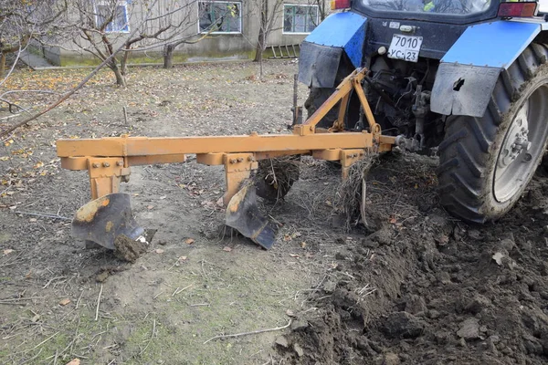 Traktor Pflügt Den Garten Das Pflügen Des Bodens Garten — Stockfoto