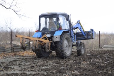 Traktör Bahçe çiftçilik. Bahçedeki toprak çiftçilik.