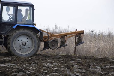 Traktör Bahçe çiftçilik. Bahçedeki toprak çiftçilik.