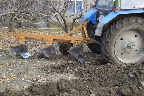 Trattore Arare Giardino Plowing Terreno Nel Giardino — Foto Stock