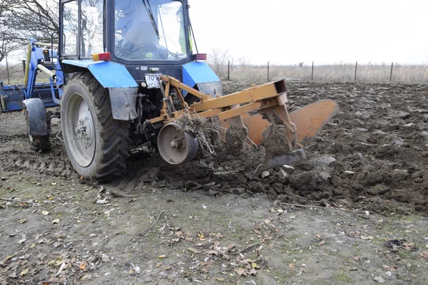 Traktor Membajak Taman Membajak Tanah Kebun — Stok Foto