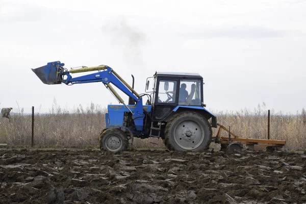 Tractor Arar Jardim Soltando Solo Jardim — Fotografia de Stock