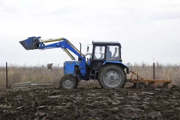 Trattore Arare Giardino Plowing Terreno Nel Giardino — Foto Stock