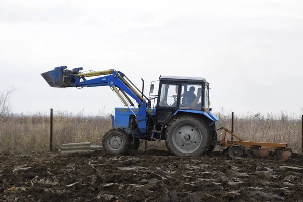 Trattore Arare Giardino Plowing Terreno Nel Giardino — Foto Stock